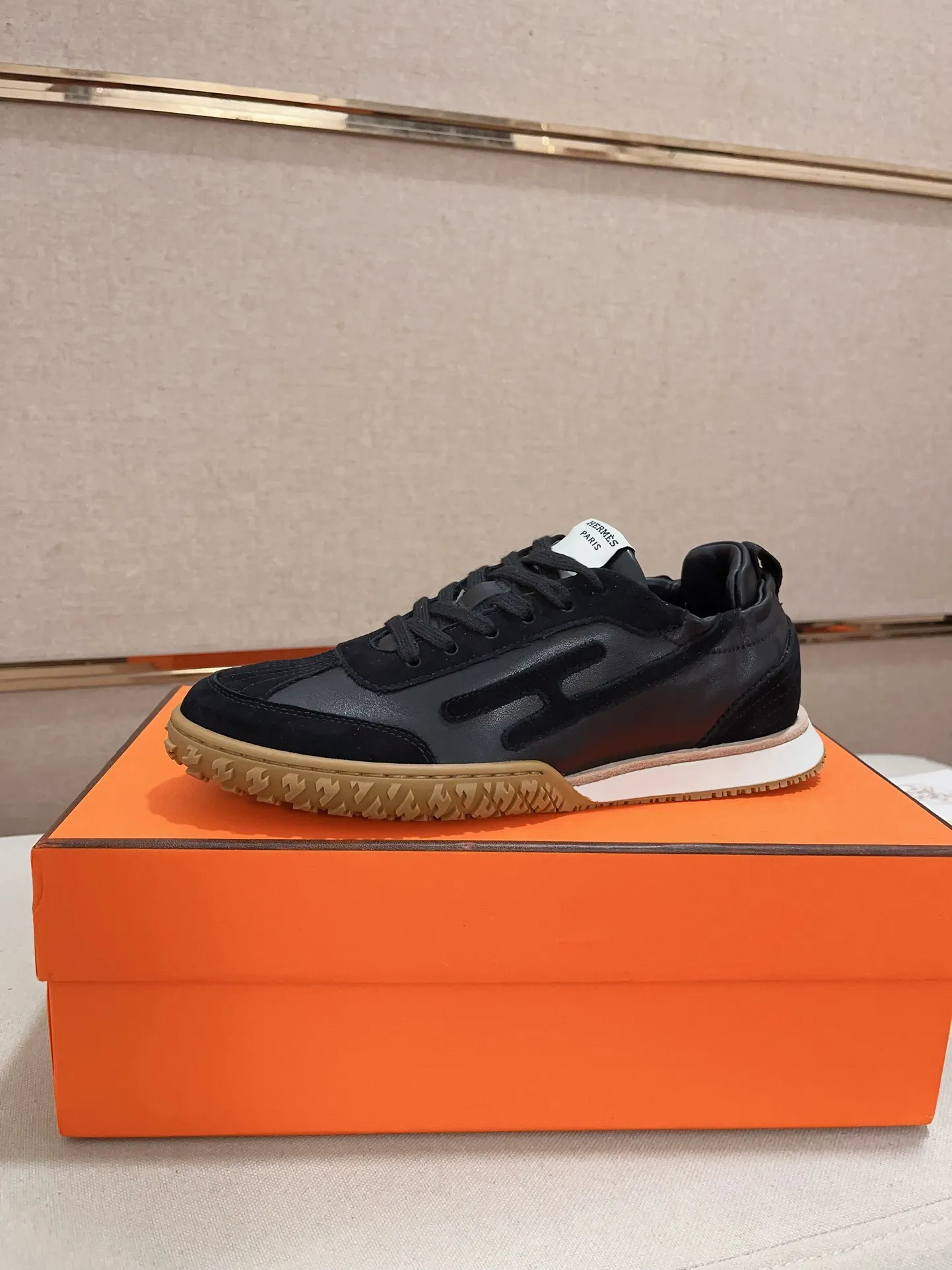 Men's men's shoes 💰: 720💰 Hermes top version # Couple style 💏 24ss casual sneakers Suede goatskin sneakers decorated with contrasting patterns and iconic "H" details, beautifully packaged at the delivery counter 🛍📦 Fabric: suede + cowhide Lining: mixed sheep lining Outsole: original TPU Bottom thickness: 2CM Size: 35-44